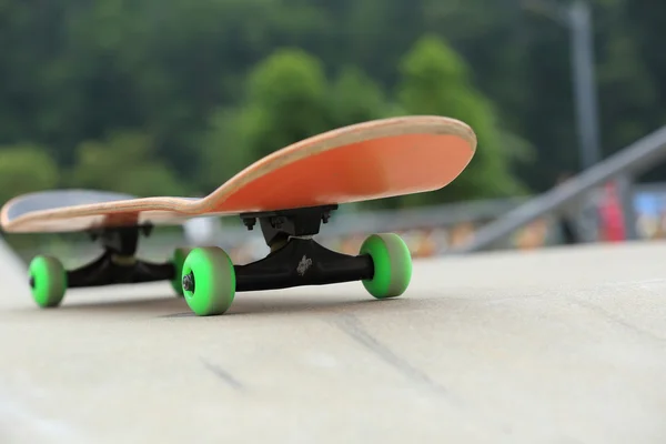 Um skate no parque — Fotografia de Stock