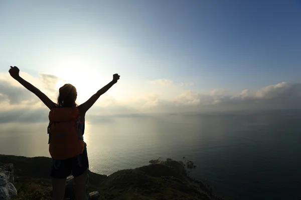 Mujer en la cima de la montaña — Foto de Stock