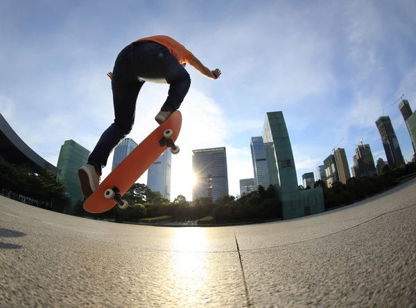 Kobiece Skater jazda na deskorolce — Zdjęcie stockowe