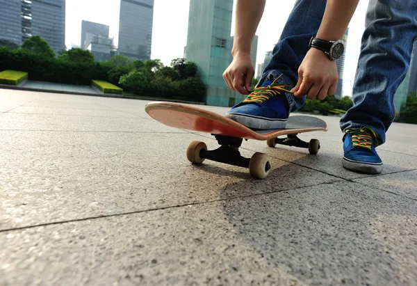 Vrouwelijke skateboarder skateboarden — Stockfoto