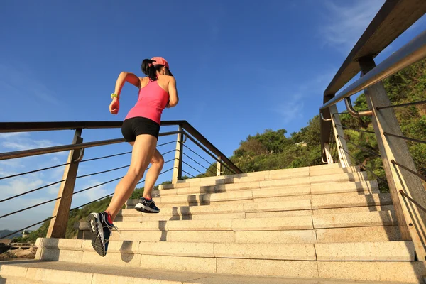 Frau läuft Steintreppe hinauf — Stockfoto
