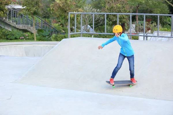 Vrouwelijke skateboarder skateboarden — Stockfoto