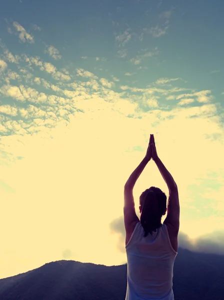 Yoga femme méditant — Photo