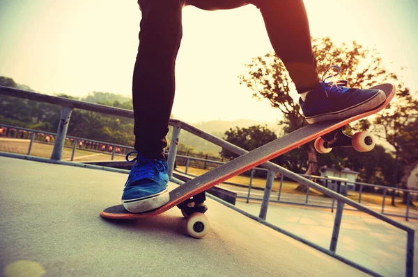 Vrouwelijke skateboarder skateboarden — Stockfoto