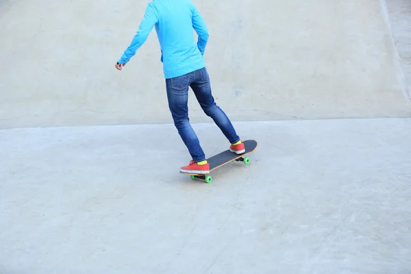 Vrouwelijke skateboarder skateboarden — Stockfoto