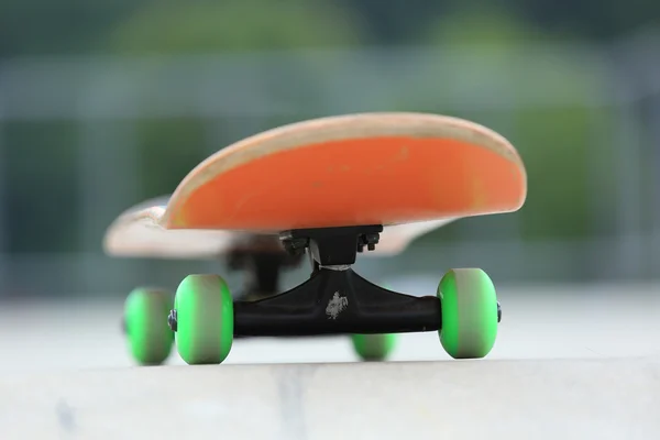 Une planche à roulettes au parc — Photo