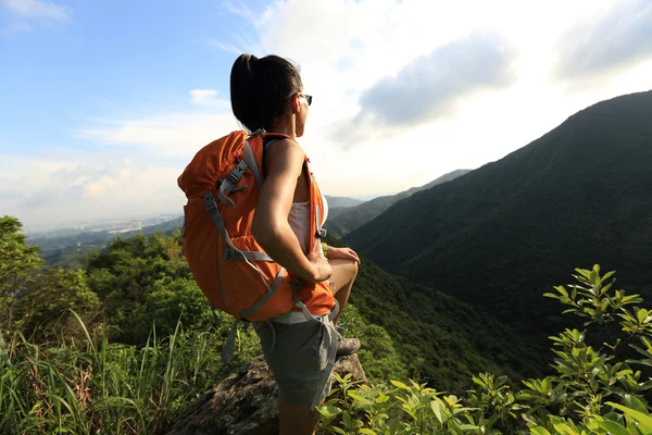 Junge Backpackerin am Berg — Stockfoto