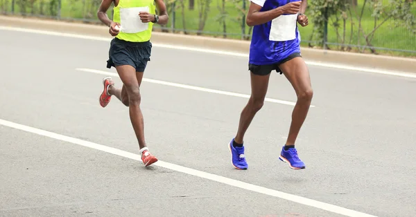 Maraton koşucuları yolda koşuyor