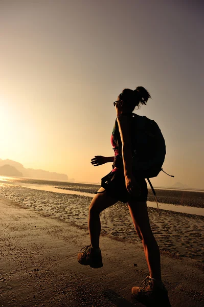 Femme sur la plage du lever du soleil — Photo