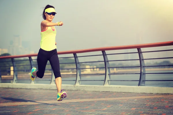 Fitness mujer corriendo a la orilla del mar — Foto de Stock