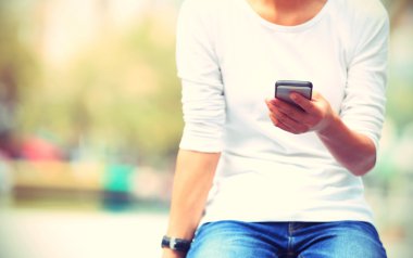 Genç Kadın Akıllı Telefon Kullan