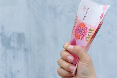 Yuan para faturaları eliyle