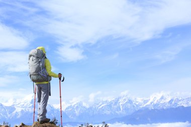 genç kadın uzun yürüyüşe çıkan kimse