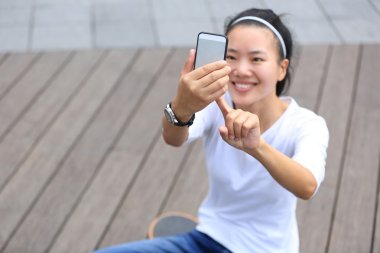 kadın kaykaycı kullanım cep telefonu