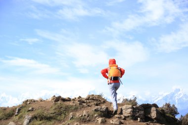 genç kadın uzun yürüyüşe çıkan kimse