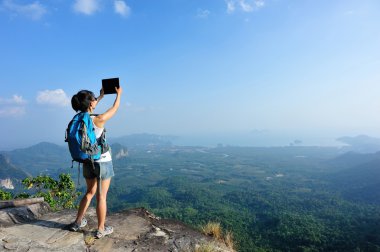 kadın hiker alarak fotoğraf
