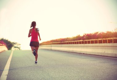 yolda çalışan kadın runner