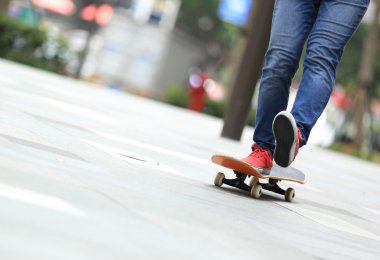 Yönetim Kurulu ile Bayan kaykaycı