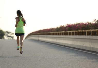yolda çalışan kadın runner