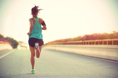 yolda çalışan kadın runner