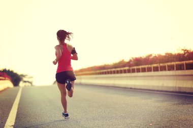 yolda çalışan kadın runner