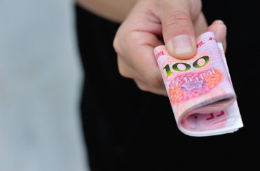 Yuan para faturaları eliyle