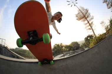 Yönetim Kurulu ile Bayan kaykaycı