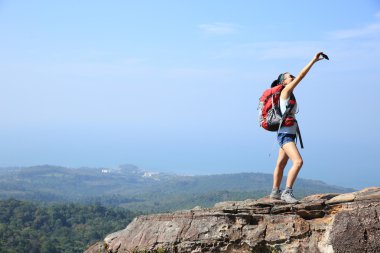 kadın hiker alarak fotoğraf