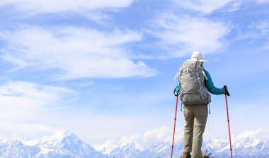 genç kadın uzun yürüyüşe çıkan kimse