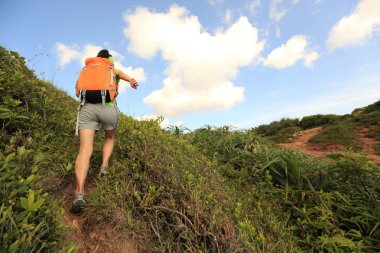 kadın backpacker Dağı'na tırmanma
