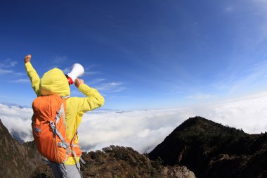 kadın backpacker hoparlör ile
