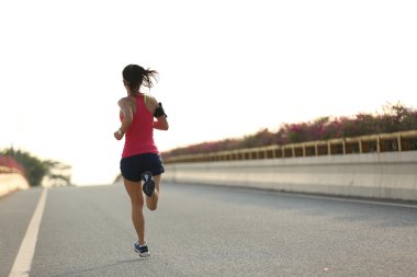 yolda çalışan kadın runner