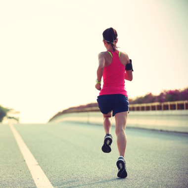 yolda çalışan kadın runner