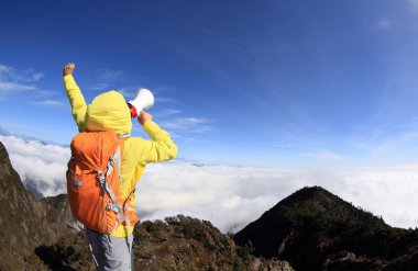 kadın backpacker hoparlör ile