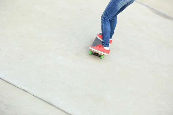 Σκέιτμπορντ πόδια στο skatepark — Φωτογραφία Αρχείου