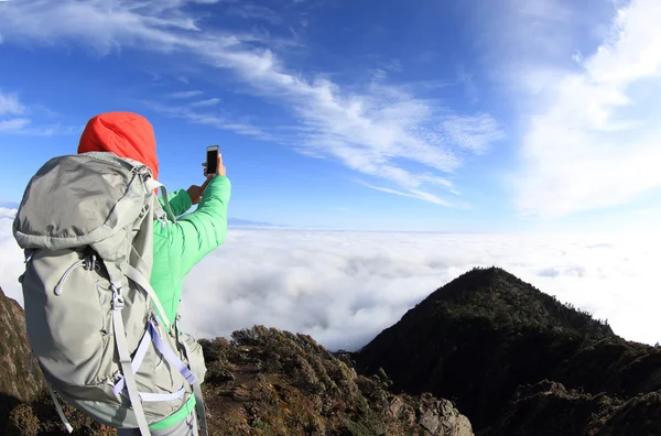 Asian woman backpacker taking phot — Stock Photo, Image