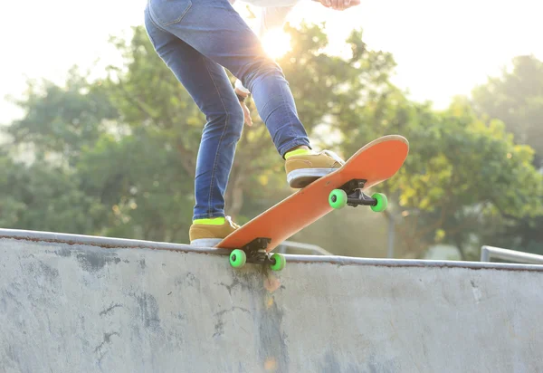 Skateboarder féminin avec planche — Photo