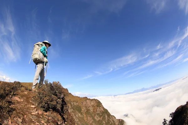 Backpackerin beim Wandern — Stockfoto