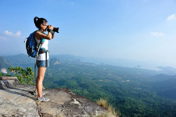 Kvinna vandrare tar Foto — Stockfoto