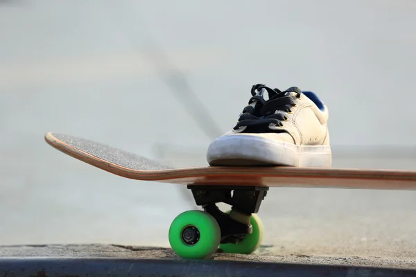 Teenager sneaker on skateboard — Stock Photo, Image