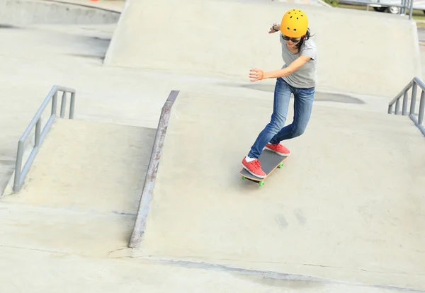 Skateboarding woman at skatepark — Stock Photo, Image