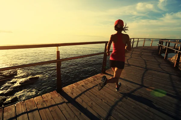 Fitness kobieta runner na deptaku — Zdjęcie stockowe