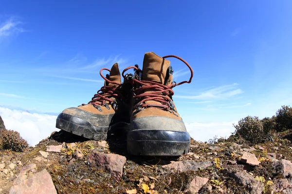 Hiking boots op berg — Stockfoto