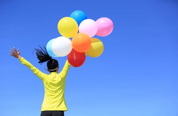Επευφημίες γυναίκα με πολύχρωμα μπαλόνια — Φωτογραφία Αρχείου