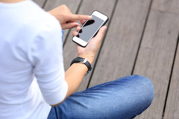 Femme skateboarder utiliser smartphone — Photo