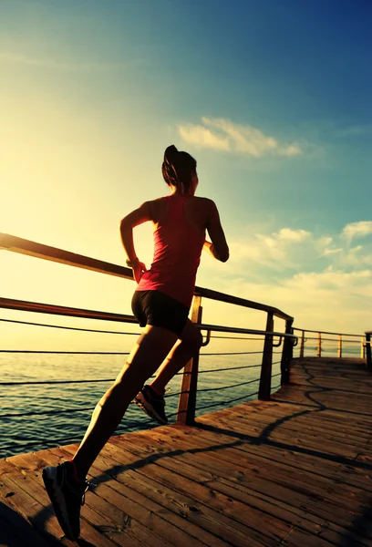 Фитнес-женщина бегун на набережной — стоковое фото