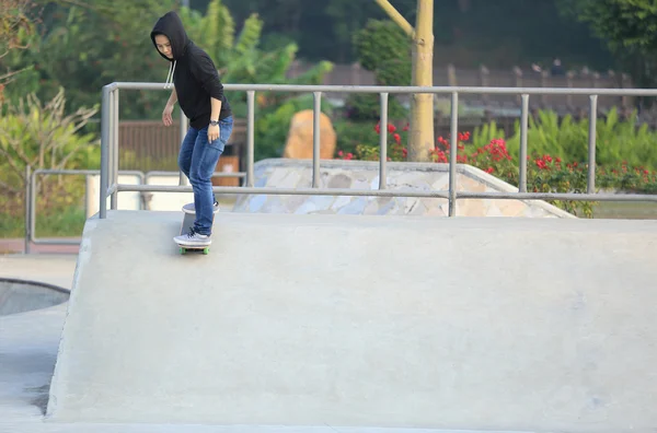 Női gördeszkás: skatepark — Stock Fotó