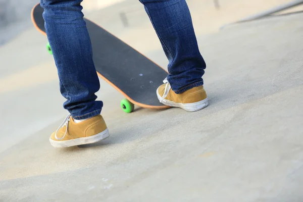 Pernas de skate no skatepark — Fotografia de Stock