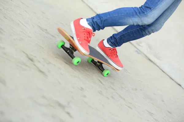 Pernas de skate no skatepark — Fotografia de Stock