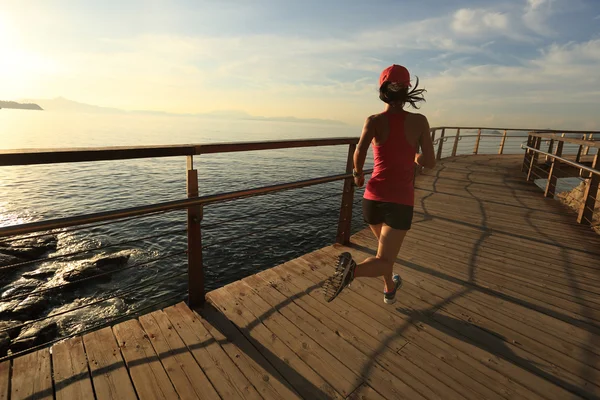 Fitness kobieta runner na deptaku — Zdjęcie stockowe